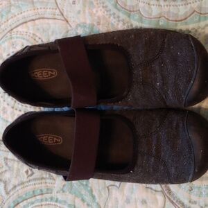 Keen size 9, black, shoes